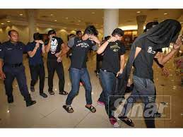 Alamak, merajuk lagi bini aku. Empat Remaja Mengaku Bersalah Bergaduh Di Tempat Awam