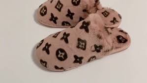 Can take time to break in. China Fast Drop Shipping Luxury Designer Logo Close Toe Fluffy Furry Plush House Slippers Women Faux Fur Bedroom Slippers Women Shoes China Luxury Bedroom Slippers And Fur House Slippers Price