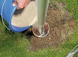 Anleitung Fundament Fur Zaunpfosten Betonieren Diy Info In 2020 Zaunpfosten Betonieren Zaun