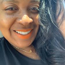 Don Cheadle is uncredited in "Ocean's 11" (2001) despite having a major  role. This is due to a dispute over his billing. Cheadle wanted above the  title billing alongside George Clooney, Matt