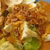 Lontong mie surabaya adalah satu makanan khas yang lain dari lontong biasanya. 1