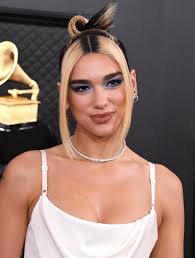 The new rules singer has shared a photo of herself grinning at the camera while on holiday in new york and has shown that she's channelling natural vibes. Dua Lipa S 90s Inspired Hairstyle At The 2020 Grammys Popsugar Beauty