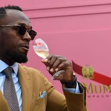 Mardi, le légendaire sprinteur a partagé les premières photos du au grand plaisir de ses admirateurs, il a également profité de l'occasion pour révéler le nom du bébé : Kurioser Name Usain Bolt Nennt Tochter Olympia Lightning Bolt