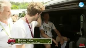 21.05.2018, 15:02 uhr 0 die traditionelle chinesische medizin kennt einige punkte, die den blutfluss im uterus und den ovarien erhöhen sollen. Thomas Lisa Muller Ist Das Ok Mit Dem Interview Thomas Muller