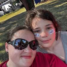 I stopped doing chores to prove my husband wrong after he said that I "do  nothing around the house". This is what our house looks like after 2 days  🤢👇