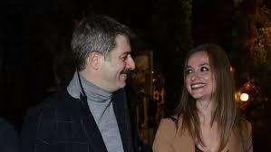Ποια είναι η λένα δροσάκη, σύντροφος του αλέξανδρου μπουρδούμη ο αλέξανδρος μπουρδούμης αναφέρθηκε μεταξύ άλλων στην σχέση του με την λένα δροσάκη και δείτε παρακάτω. Gvmzfvx4eyuhem