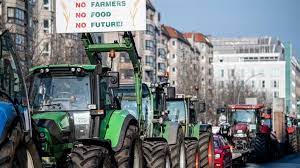 Großdemo der landwirte in berlin am brandenburger tor. Protest Korso Mit Rund 100 Traktoren Fahrt Durch Berlin Bauern Demonstrieren Gegen Preisverfall Rbb24