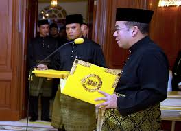 Admin belanja gambar yang terang sikit sekitar majlis perkahwinan tengku mahkota kelantan, tengku faiz petra dan isteri cik sofie louise johansson malam tadi. Tengku Dr Muhammad Faiz Petra Dilantik Pemangku Raja Kelantan Semasa Mstar
