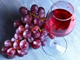 The Definition Of Sweet Red Wine Plus Expert Advice On Finding Sweet Red Wines And Dry Red Wines That Appeal To Every Pa Sweet Red Wines Wine Varietals Grapes
