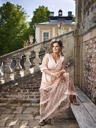 She has been among sweden's most popular performers since the early 1980s and has released albums ranging from pop and disco to hymns and folk music. Carola Haggkvist Jag Borde Nog Ha Blivit Sjukskoterska Icakuriren