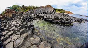 Ghềnh đá đĩa nổi bật giữa vùng biển trong xanh của xã an ninh đông (tuy an, phú yên) bởi các cột đá hình lăng trụ chất chồng như bát đĩa với màu đen huyền độc đáo. Ghá»nh Ä'a Ä'Ä©a á»Ÿ Phu Yen Hinh Thanh Nhá» Hiá»‡n TÆ°á»£ng Nao áº£nh Vietnamplus