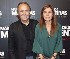 Joan manuel serrat, de cincuenta y siete años,y su esposa, candela, a la salida del. Estreno Del Musical De Joaquin Sabina