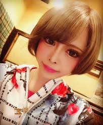 ロング気に入ってたんやけど 手入れのめんどくささに負けて またショート笑 こっちのほーがしっくりくる 飽き性とか言わないで笑 今日からまた1週間頑張りましょ 北新地 キャバクラ キャバ嬢 アンジュール北新地 カイザー ショートカット あたまきのこ
