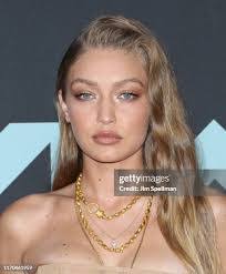 Sara Bivens's Instagram, Twitter & Facebook