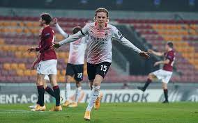 Jens petter hauge (bodø, 12 ottobre 1999) è un calciatore norvegese, attaccante dell'eintracht francoforte, in prestito dal milan, e della nazionale norvegese indice 1 caratteristiche tecniche Milan Crazy Last Minute Offer For Jens Petter Hauge Football Corner