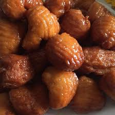 I crustoli sono un dolce di natale calabrese preparato con un impasto a base di vino rosso, rum ed olio evo, fritti e rotolati nel miele. Dolci Calabresi Di Natale Luciano Pignataro Wine Blog