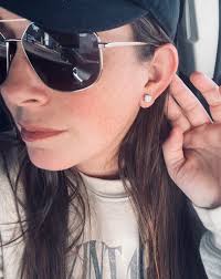 Love these little white rhinestone studs 😍