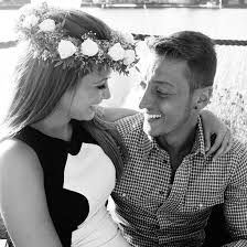 Mesut özil ile mandy capristo'nun yeniden bir araya gelmeleri alman basını tarafından sürpriz olarak değerlendirildi. Mandy Mesut Zeigen Ihr Luxushaus Bravo