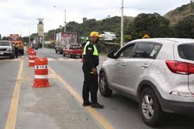 Estado de excepción {masculine} en general, la situación podría describirse como un estado de excepción permanente. Sancionaran A Infractores De Estado De Excepcion En Ecuador Prensa Latina