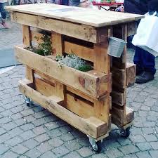 Palete Verwandelte Sich In Einen Kleinen Tisch Em Europaletten Mesinha Palete Transformad Mit Bildern Kleiner Tisch Palletten Bett Paletten Schaukel Betten