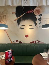 Rosa pasa página entrevista a Yves de Villegas Descubre el emocionante  thriller La Salamandra desnuda y sumérgete en el misterioso mundo japonés  con Rosa pasa página