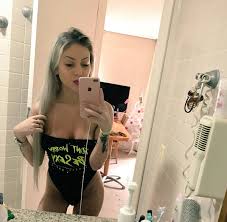 Famosinha do Instagram tira fotos caseiras nua pelada - Nudes