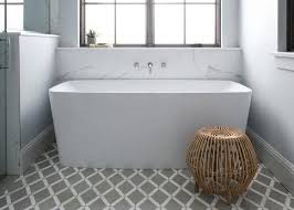 Desain kamar mandi minimalis biasanya ada yang menggunakan bathup ada yang tidak memiliki sehingga anda pilih terlebih dahulu. 10 Inspirasi Bathtub Minimalis Untuk Kamar Mandi Cantik Blog Qhomemart