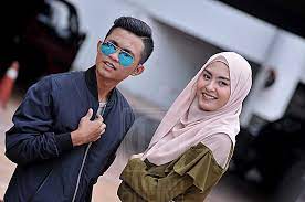 Terkenang zaman acik spin dan siti nordiana. Lagu Tajul Dan Wany Hasrita Muzik Video Tajul Wany Hasrita Disana Cinta Disini Rindu Trending Di Youtube Malaysia Sensasi Selebriti Memang Power Lah Suara Dua Penyanyi Ni Ndanktuku