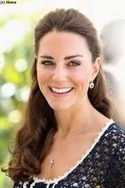 Chercher le modèle et la couleur favori dans notre large collection de boucles d'oreille à la mode. Kate Middleton Sur Les Traces De Lady Diana Apres La Bague Les Boucles D Oreilles Purebreak