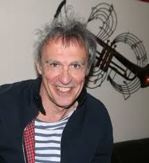 Le musicien Jean-Patrick Capdevielle sur la scène de L'Angélus, à Gien, ce  vendredi