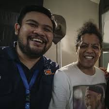 Pak Heru dan Elia, dua karakter Produser dan Kreatif yang hadir dalam film  PELUKIS HANTU, Elia diperankan dengan sangat baik oleh @alyssadaguise yang  super humble di lokasi suting. Padahal kalau dia mau