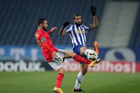 As duas equipas estão separadas apenas por um ponto e uma vitória no estádio da luz pode ajudar a resolver as contas para o campeão de 2017/18. Fc Porto E Benfica Empatam E Fica Tudo Na Mesma Na Frente Cronica De Jogo Publico