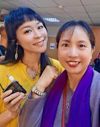 2024.12.22 我與顧稀文先生清唱《坐宮》，顧先生是紐西蘭名票，也是名律師，從小受爺爺的影響喜歡京戲，此次很開心能一起同台演出🌹  在後台我同時幫著齊姐化妝，安平姐則來自美國，每年的這個時候曼陀劇坊都會在台舉辦演出，也成為戲友們歡聚獻藝的美好時光💞 要長期舉辦 ...