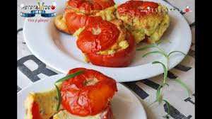 Facem umplutura din orezul spalat in citeva ape,o ceapa tocata cubulete,un morcov razuit. Rosii Umplute Cu Branza La Cuptor Youtube