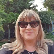 Not sure if Farage faked his photo op with Trump as a different version  exists with a reflection visible & Trump was having people wheeled in to  have photos with him that