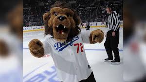 la kings mascot celebrates dodgers win with a pie to a cubs