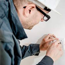 What qualifications do you need to be an electrician? Electrician Job Description