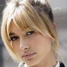 Curtain Bangs Diese Stylische Pony Frisur Will Jetzt Jede Frau Wunderweib Ponyfrisuren Frisuren Mit Pony Haarschnitt