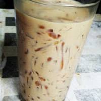 Potongan cincau ditambah dengan sirup, santan (atau susu) dan es serut sehingga menjadi minuman penyegar. Es Cincau Serut Gulamerah Cincau Resep Gula