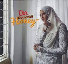 Drama dia semanis honey ini merupakan sebuah adaptasi dari novel yang bertajuk dia semanis honey karya dila dyna. Facebook