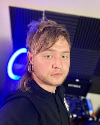 Fresh cut and a great experience! Thank you to @salonyuriy for the amazing  experience! Art is amazing in all forms! * * * #altfashion  #alternativefashion #alternativerock #haircut