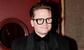 Leighton Meester jako královna ombré outfitů: Předvedla jemné duhové šaty i  šaty jako skvrnu od oleje