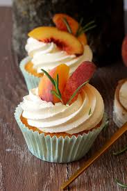 werbung aprikosen pfirsich rosmarin cupcakes mit jive und aprikosen buttercreme biskuitwerkstatt lebensmittel essen kuchen und torten cupcakes