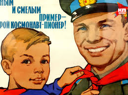 В него будет вписан портрет намечаем голову и шлем. Samye Izvestnye Sovetskie Plakaty Posvyashennye Yuriyu Gagarinu
