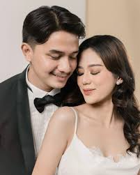 Tampil elegan untuk prewedding-mu dalam keanggunan gaun putih dan jas hitam  eksklusif dari @bymonoattire. Rangkai momen indahmu sekarang, dan ber#monostalgia  di kemudian hari. 📸🤍