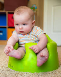 Meskipun mama dapat membuat bayi duduk sejak hari pertama, namun duduk mandiri yang sebenarnya tidak boleh dimulai sampai bayi tunggu dengan sabar dan biarkan bayi belajar dengan kecepatannya sendiri. Nampak Selamat Tapi Ini 5 Bahaya Dudukkan Bayi Terlalu Awal