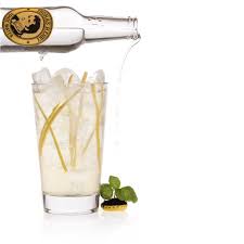 Gin Atomic Drink Mit Bombay Sapphire Gin Thomas Henry Tonic Water Rezept Tonic Water Einfache Cocktails Mit Alkohol Longdrinks