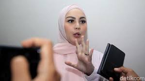 Umi pipik ( pipik dian irawati) waktu jadi model video klip sekitar tahun 1998. Pwklgys2kryucm