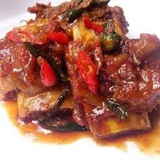 Iga goreng pedas siap dihidangkan dengan nasi panas dan lalapan yang segar. Iga Sapi Pedas Manis Marimasak Aida Mardheni