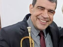 Quem é aquela gente que vive cantando?